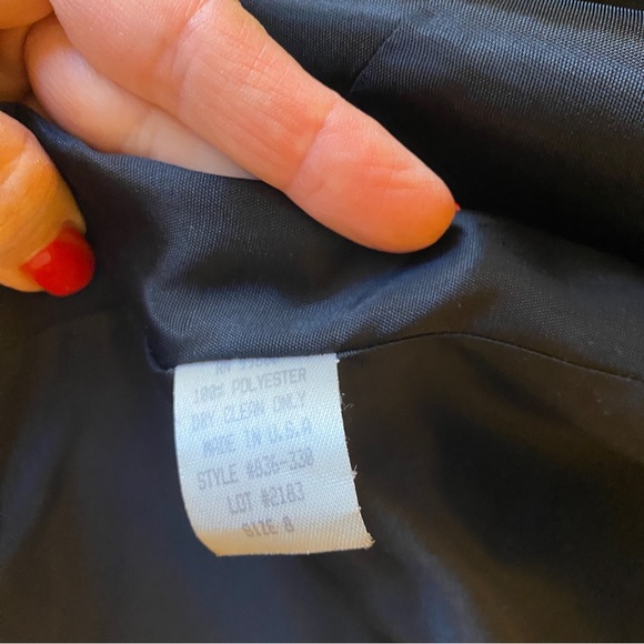 Drama black 3 button blazer with turn back cuffs. Size 8 - Picture 6 of 7